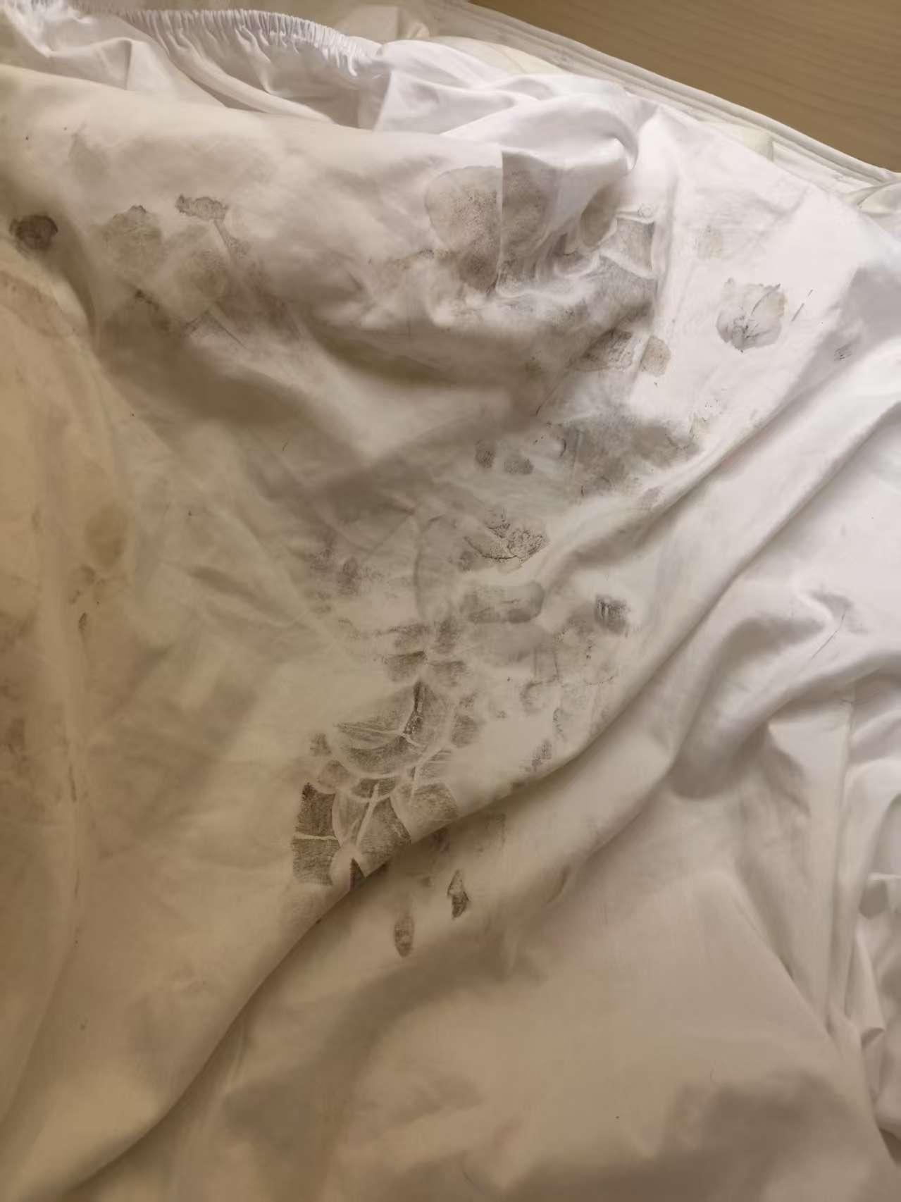 这是哪门子的文身？居然还会掉色！单看这个照片，还以为是哪个住客太匆忙，直接把鞋踩