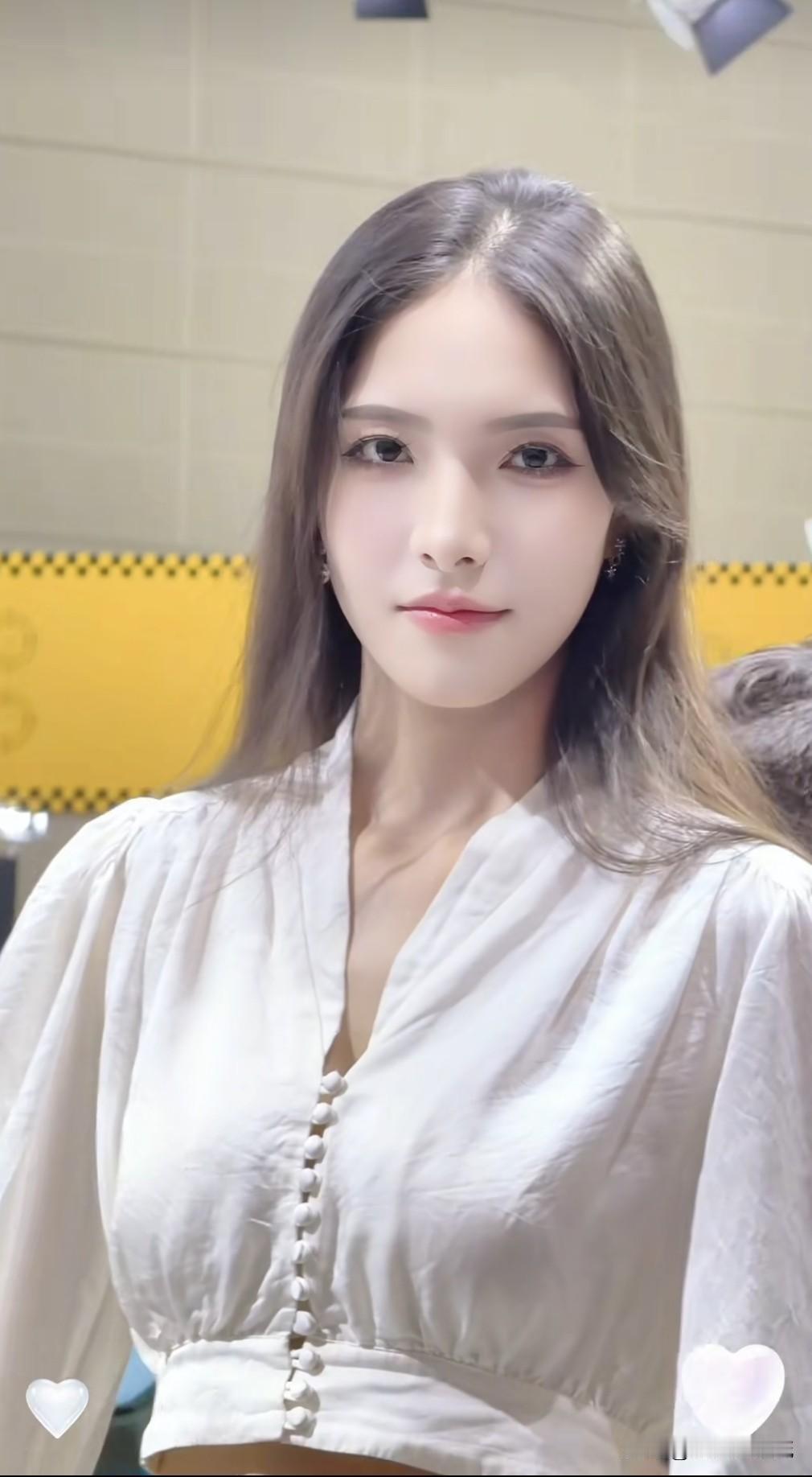 乔喵喵参加天津车展，现场给人稳重大气的感觉，178cm身高，看上去身材修长，腰很