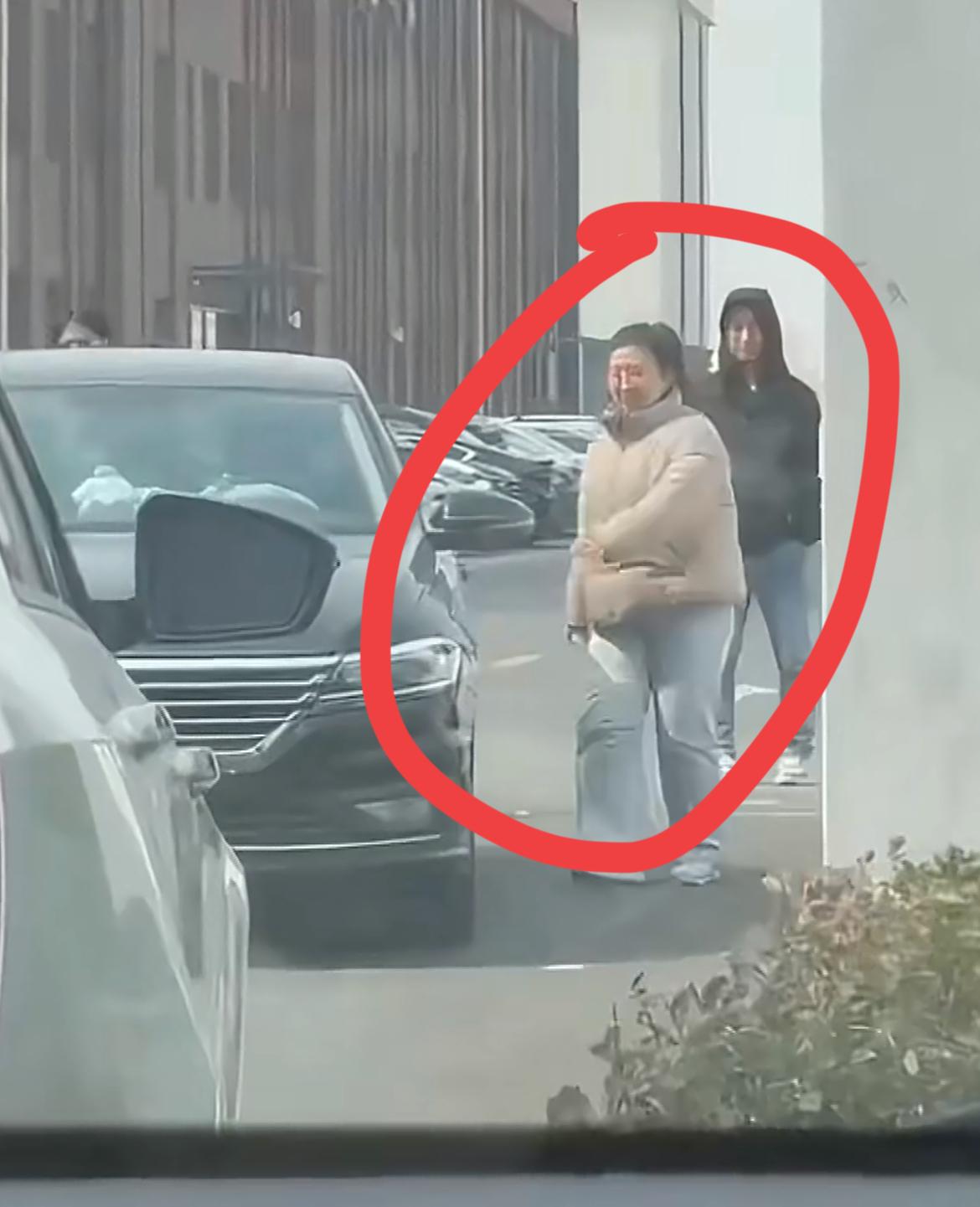 河北邢台的小仙女医院门口堵路一个多小时，盼星星盼月亮把她盼来了，等待的人指责了她