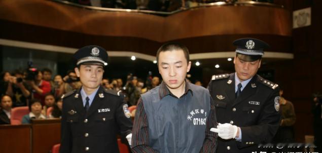 2006年，山西小伙赵志勇去取钱，没想到ATM机出了故障，吐出了17万多。赵志勇