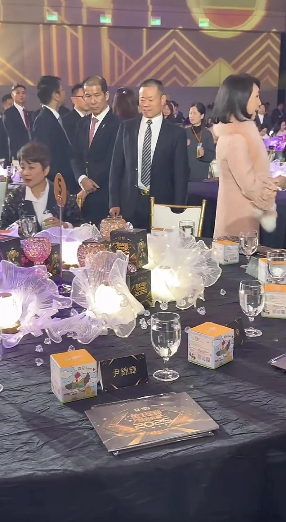 梁安琪与何超凤同框，梁安琪变脸好快!1月4日晚上，TVB万千星辉颁奖典礼上，梁安