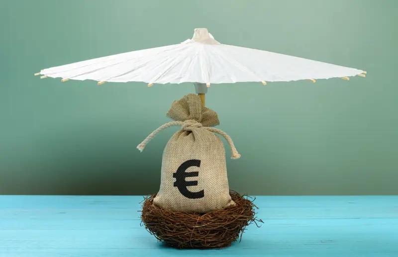 在宏观层面，欧洲各国的财政收入也受到了冲击。股市的低迷使得证券交易税等相关税收减