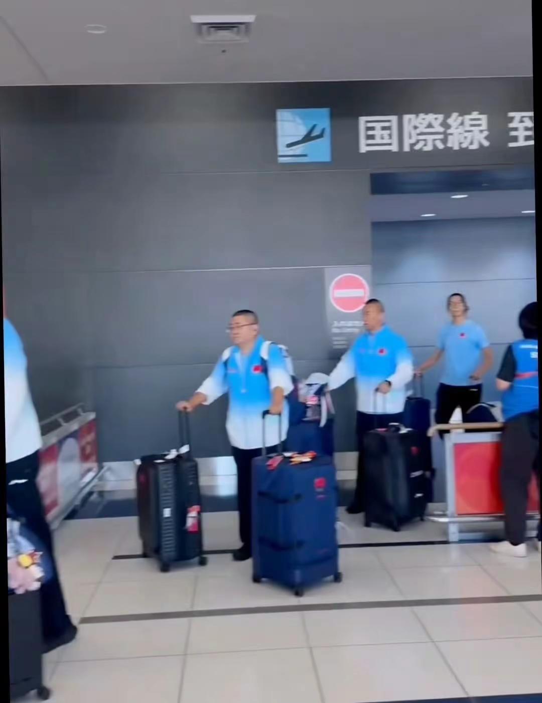 中国女排已经到达日本准备亚运会。中国女排已经到达日本准备亚运会 该看球的球迷还是