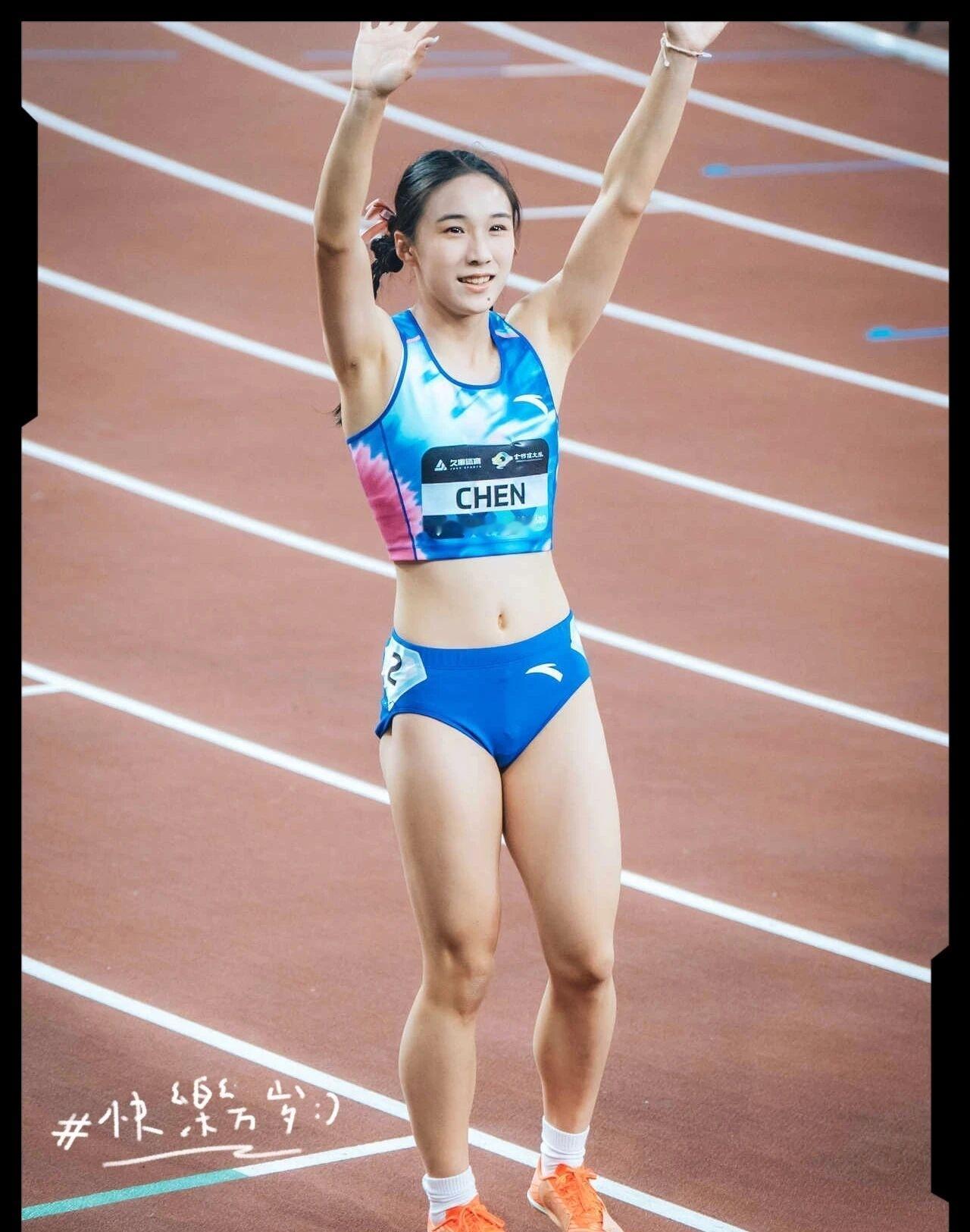 追风少女驰骋钻石联赛200米赛道。
一身蓝粉渐变国风竞速服，麻花辫配上粉色发饰，