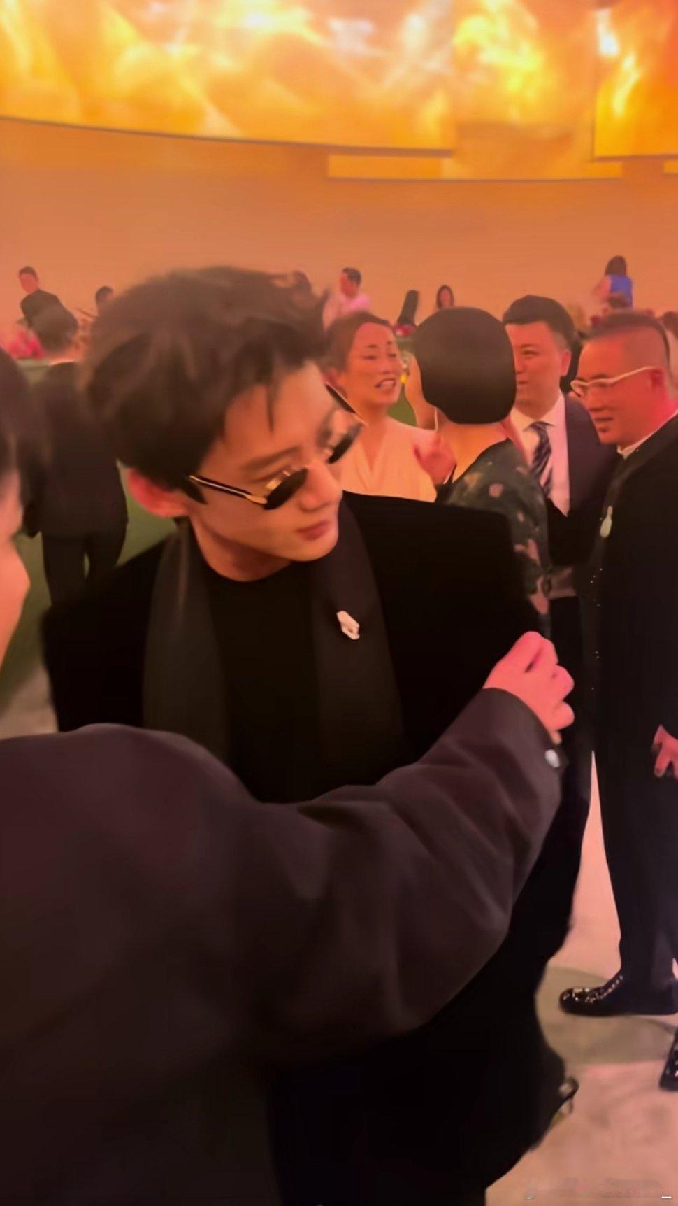 #白敬亭[超话]# 这个墨镜[舔屏][舔屏]此时相当富婆的心再一次攀登到顶峰，想