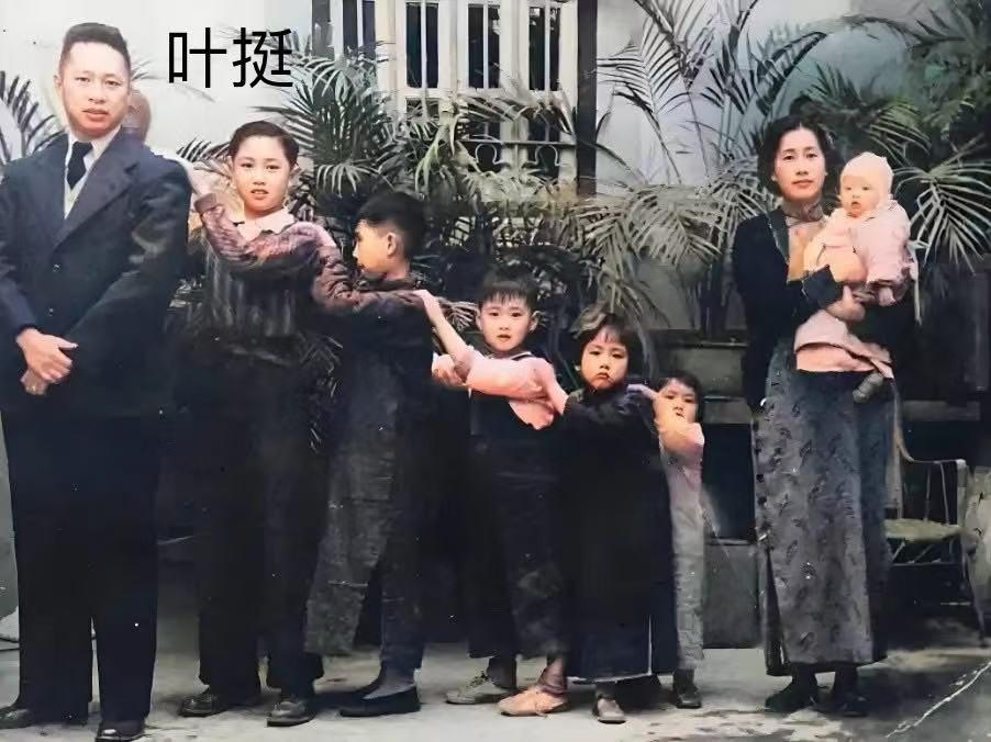 北伐“铁军”第四军军长，抗战期间新四军军长，叶挺全家珍贵历史合影！老照片