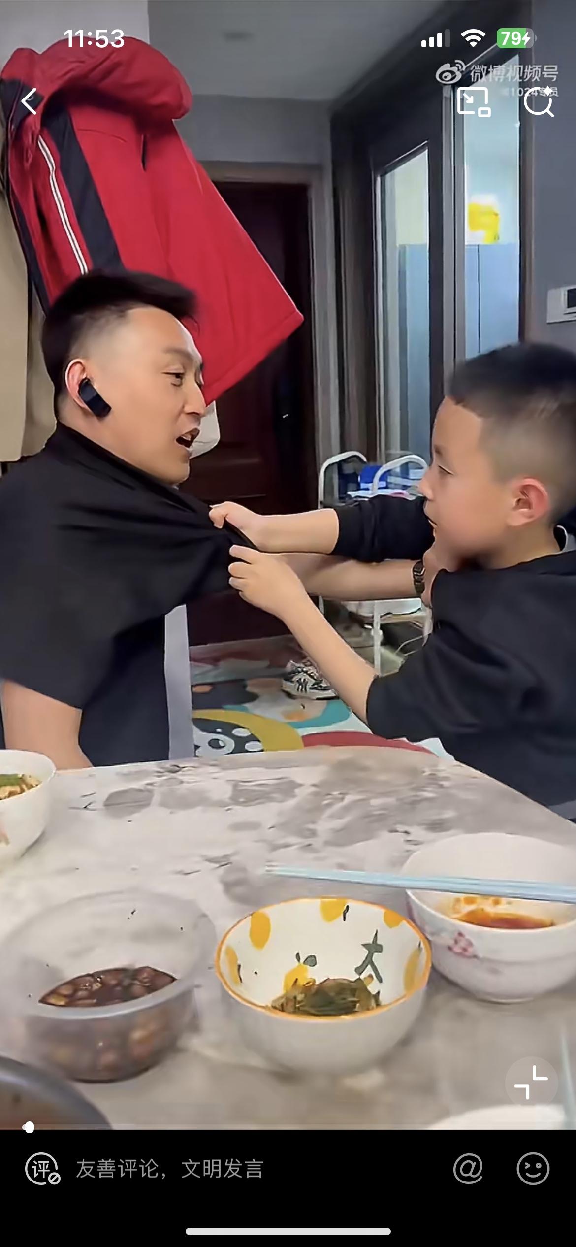 儿子考了全班倒数第二，被爸爸批评，儿子却要和爸爸干架，在一旁拍视频的妈妈哈哈大笑