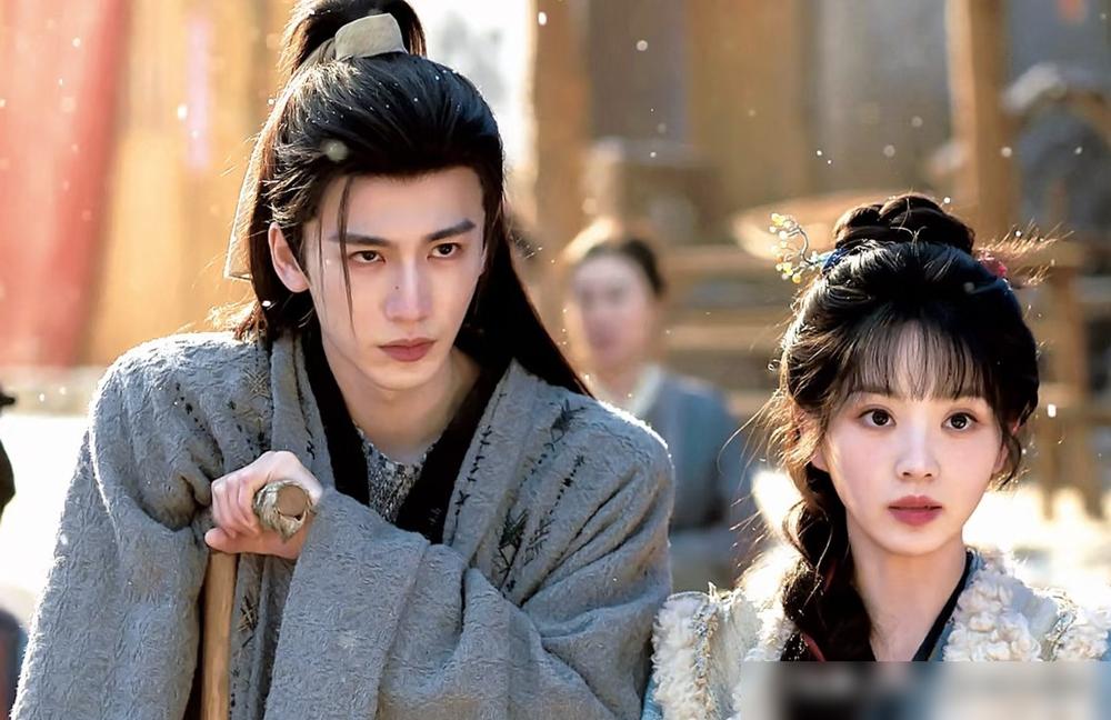 经纪人是死对头，他俩却在片场玩真的？
 
最初两人背对背站着，多看一眼都怕被雪藏