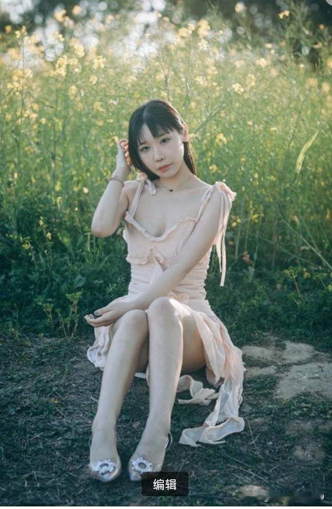山水为邻溪为伴，邂逅自然温柔
 山水为邻，溪水为伴，美女漫步山野，邂逅自然最纯粹