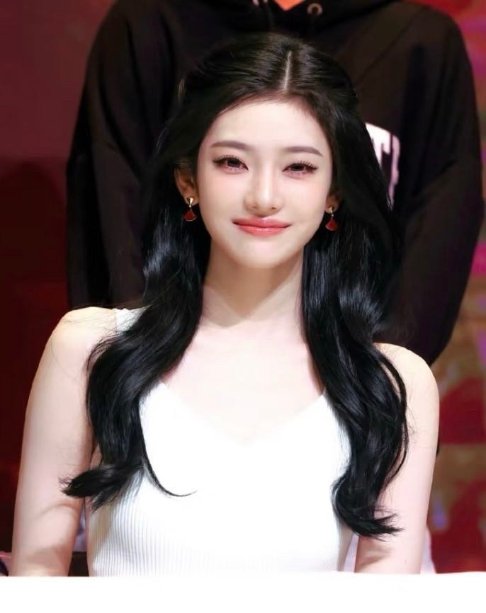 这是谁？这是宁艺卓吗 