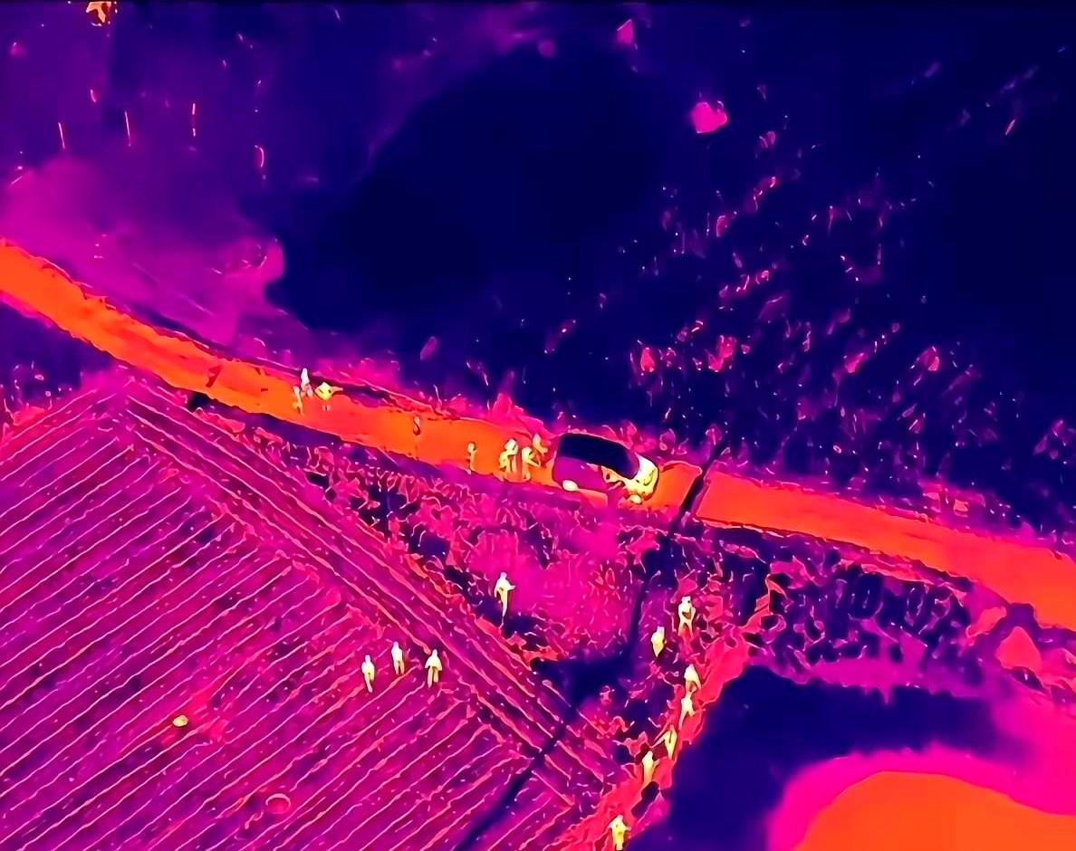 上千亩玉米地都快被翻成“刮地皮”了，人还是没影，这事儿你说怪不怪？
无人机、热成