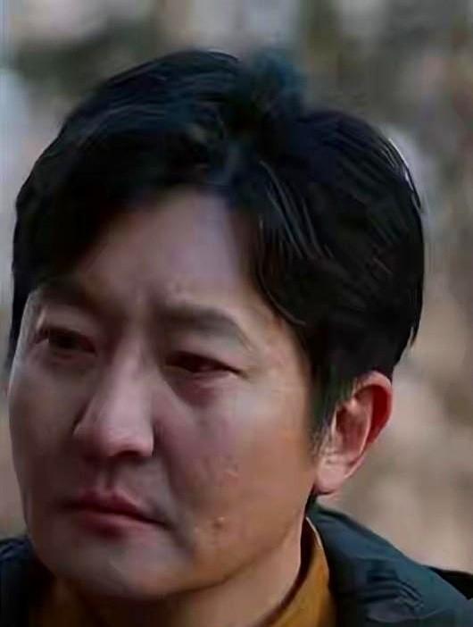 凌晨三点，东北的烧烤摊还冒着热气，一个男人却在考虑要不要卖掉最后一件军大衣。
他