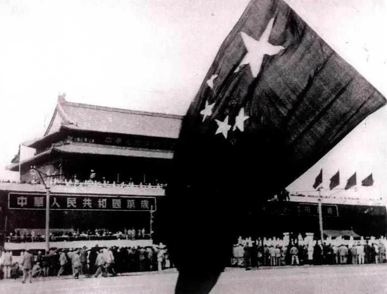 天安门广场升起第一面五星红旗

时间：1949年10月1日，中华人民共和国开国大