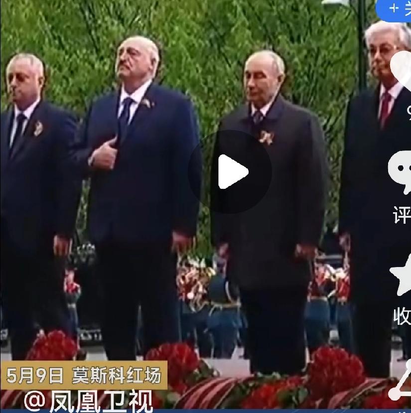 悲壮一刻：顶着仇视卫国战争的恶势力袭击叫嚣，冒着巨大风险，向无名烈士献花！

 