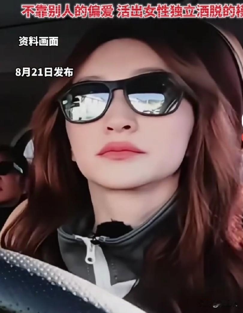 李小冉晒出新提奔驰大G，
网传落地近三百万，是赠予自己的礼物。
 
话题一出，争