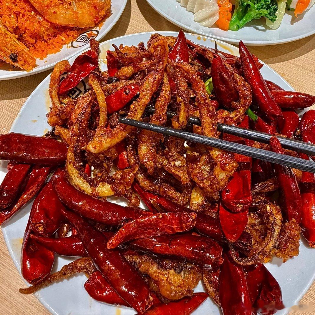 生活手记 这桌硬菜直接香迷糊了！辣炒鱿鱼须裹满红油香到舔盘，避风塘虾酥到连壳都想