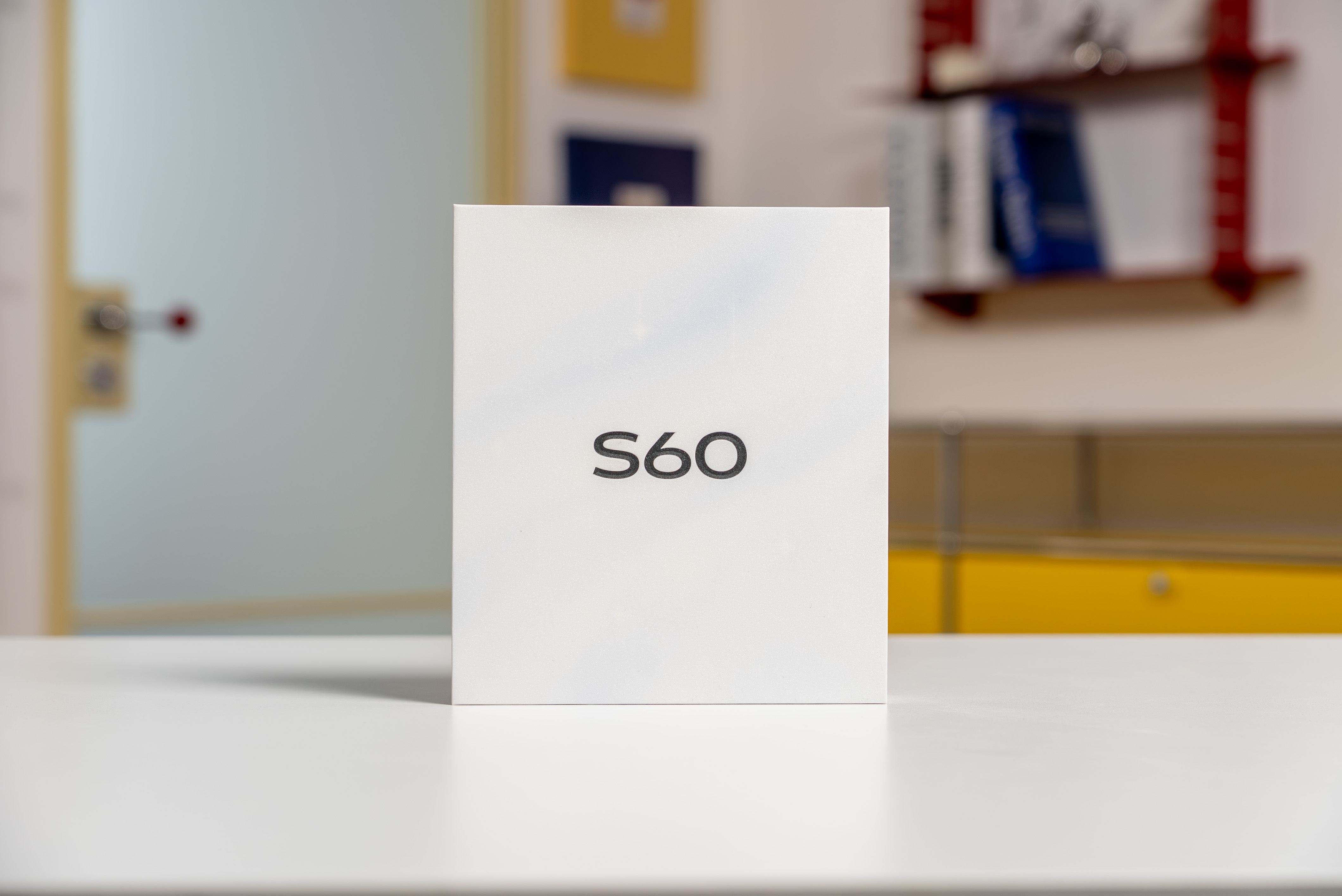 我们拿到了 vivo S60 标准版，这是一个小直屏，机器拿起来非常小巧～星星海