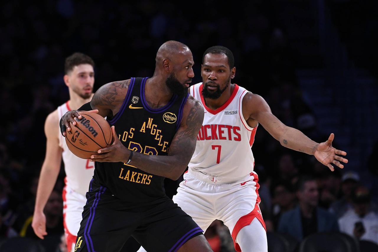 北京时间4月27日，NBA著名记者Shams带来消息：火箭球星杜兰特，预计会缺席