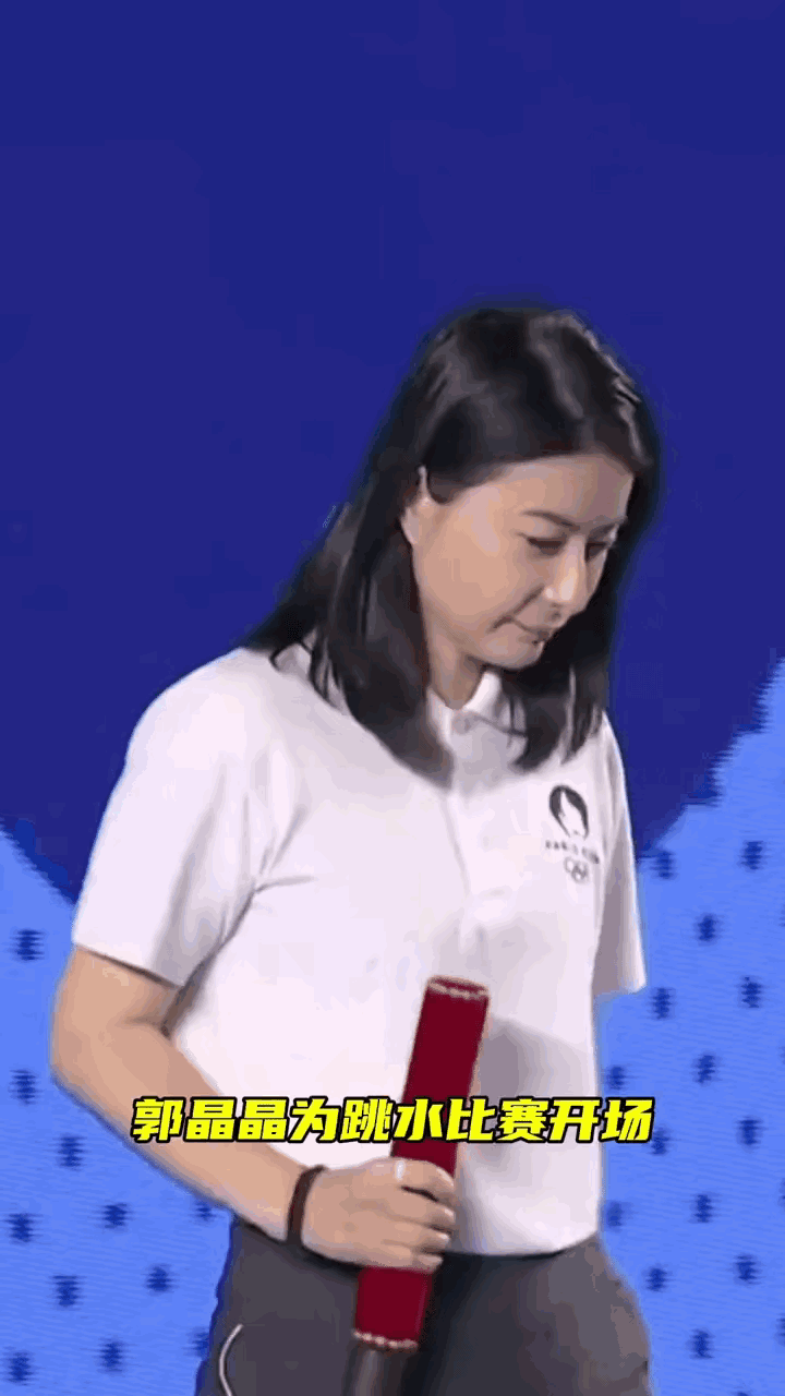 就这场面，请问香港哪个富太太能上？
郭晶晶手持开赛棍；
为跳水男子3米跳板半决赛