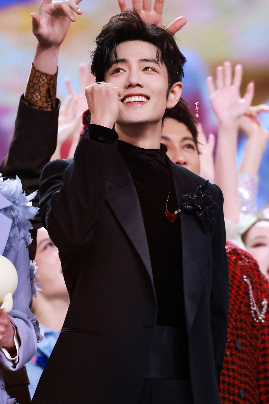 肖战壁纸肖战 肖战向全世界安利肖战 两斤桃花酿做酒， 万杯不及你温柔≽^•༚• 