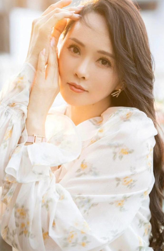 初代浪姐伊能静回归 六年之约圆满兑现！初代浪姐荣耀回归，再次站上乘风舞台，续写属