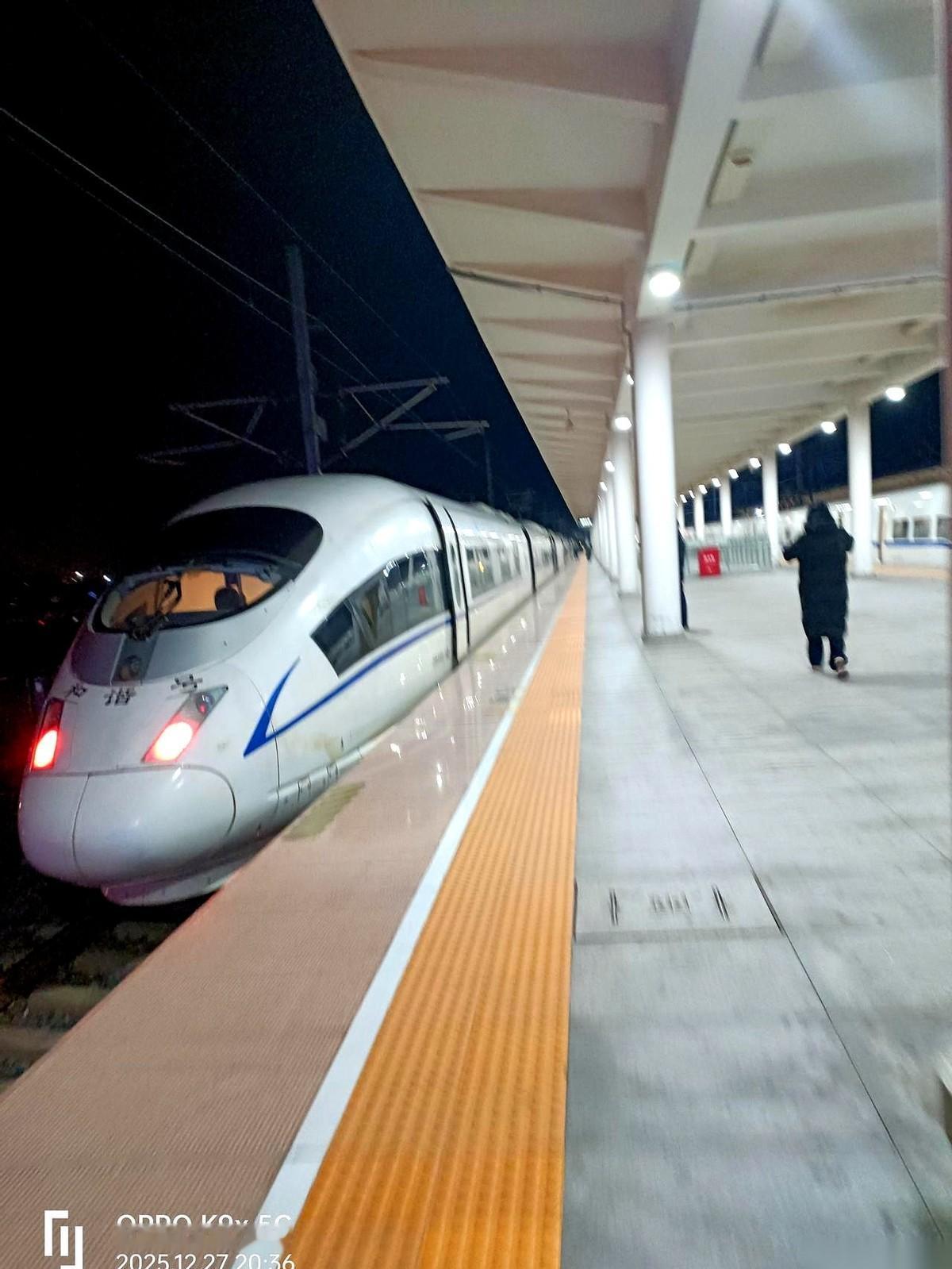 你知道那种感觉吗？
晚上快九点了，坐上一趟空荡荡的火车，整个车厢就零星几个人，安