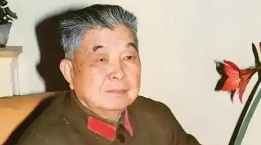 1953年，西康军区司令员刘忠，得知母亲和原配还在世，便携现任妻子回乡，当他看到