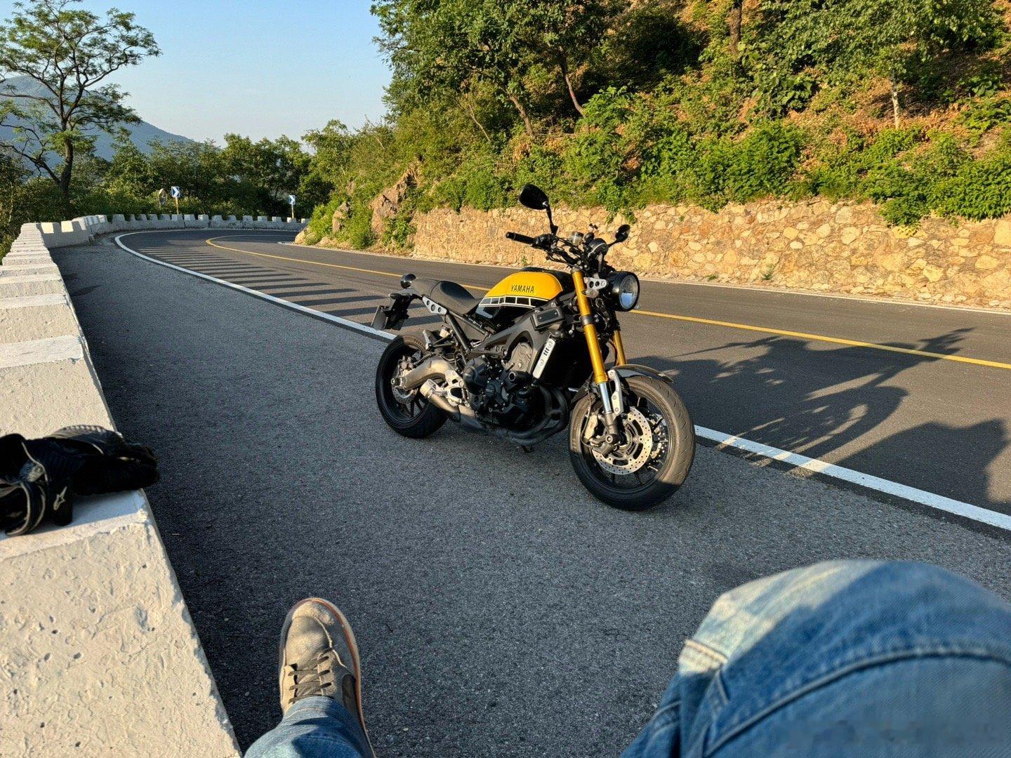 闲聊两句摩托车前段时间一直在骑宝马R18，再骑回XSR900，突然感觉这车像个自