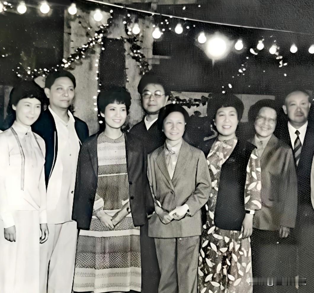 刘长瑜、李维康出现在一众京剧名角的合影中，她俩都演过“李铁梅”

上世纪八十年代