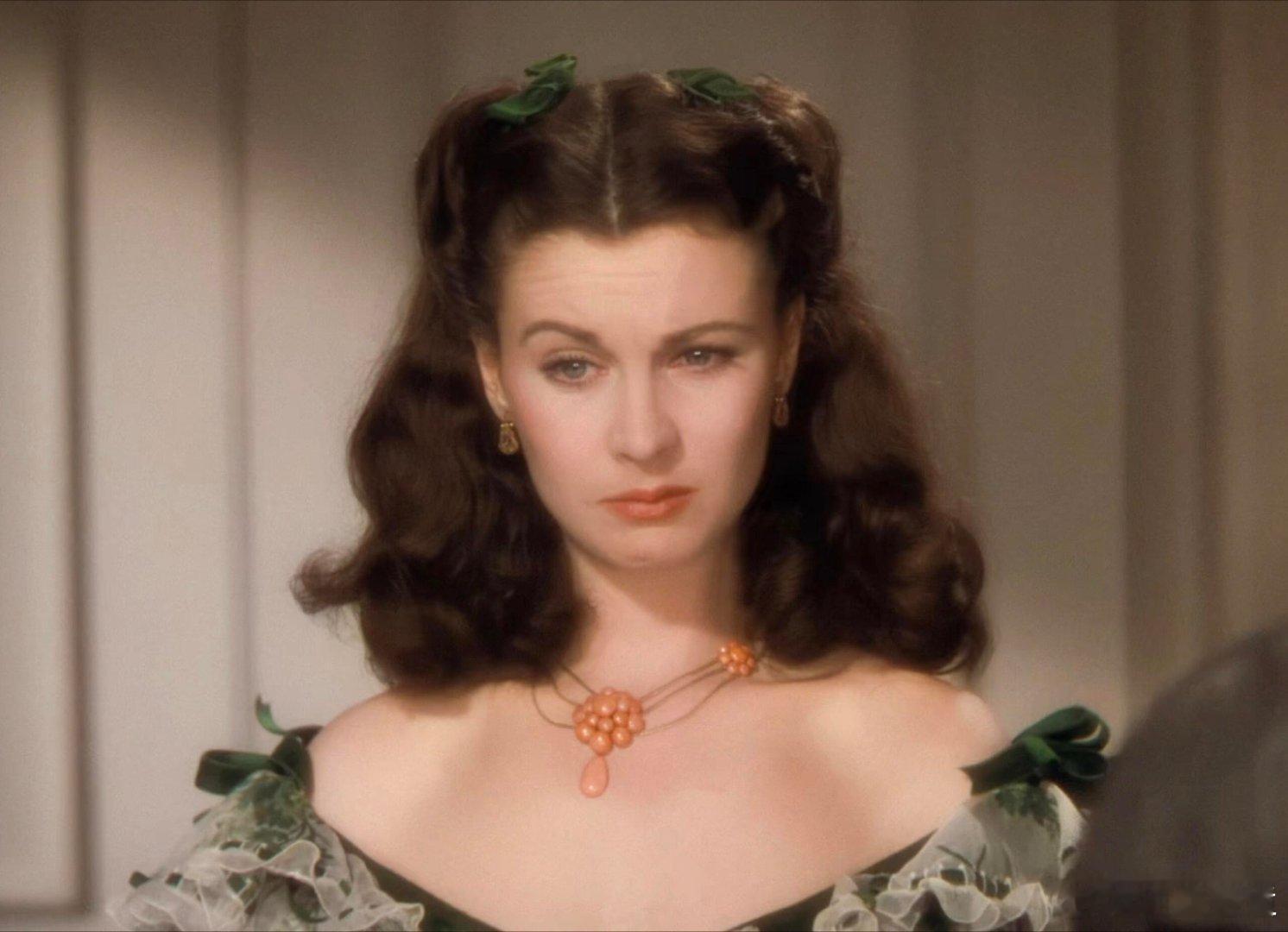 斯嘉丽的脸上，每一秒都是一句没说完的话。她的小表情，藏尽了自私、勇敢、虚荣、坚韧