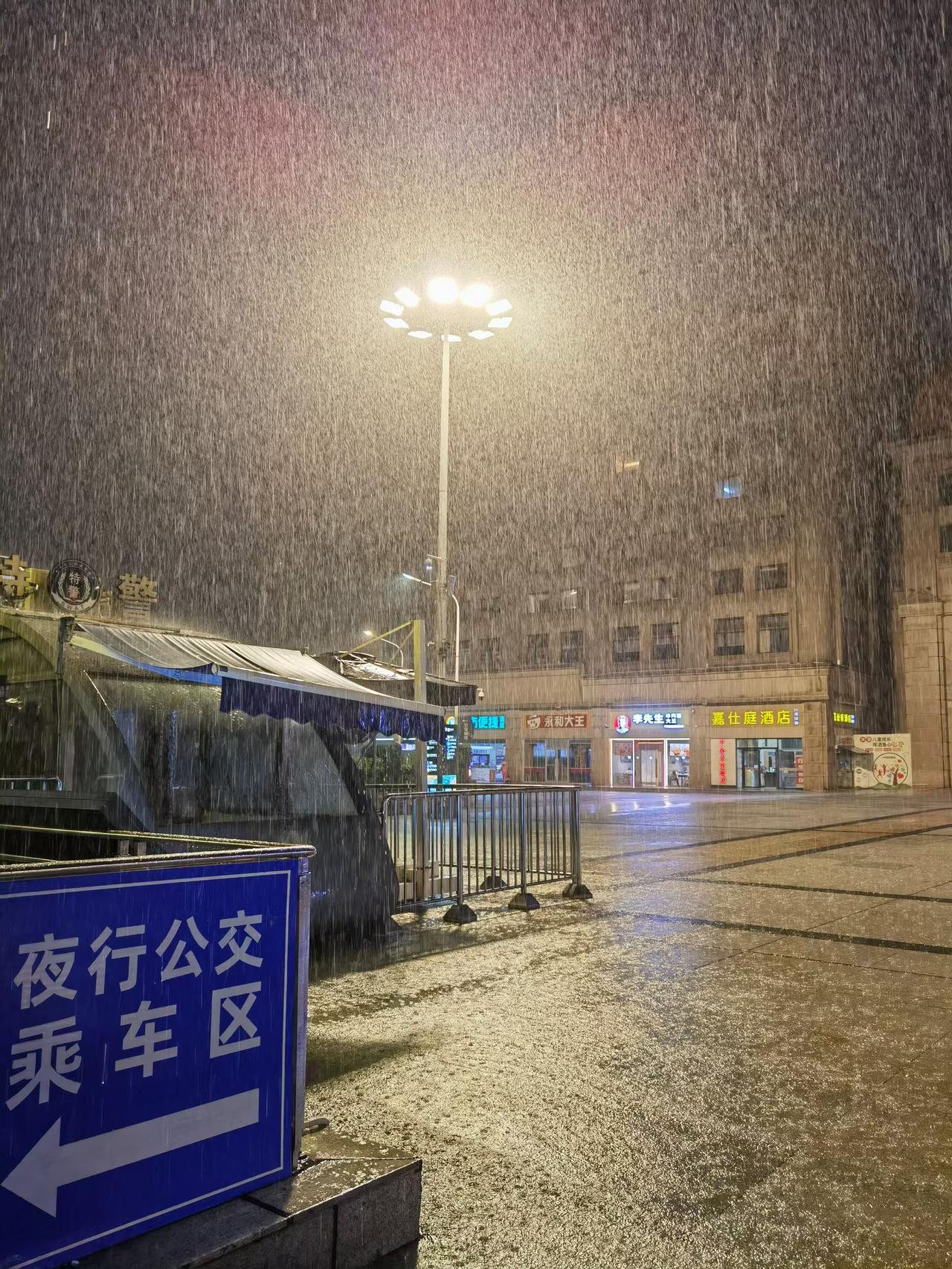 用豆包搜索下面这张雨中图片是哪里，它准确地说出了这是汉口火车站。豆包真是越来越厉