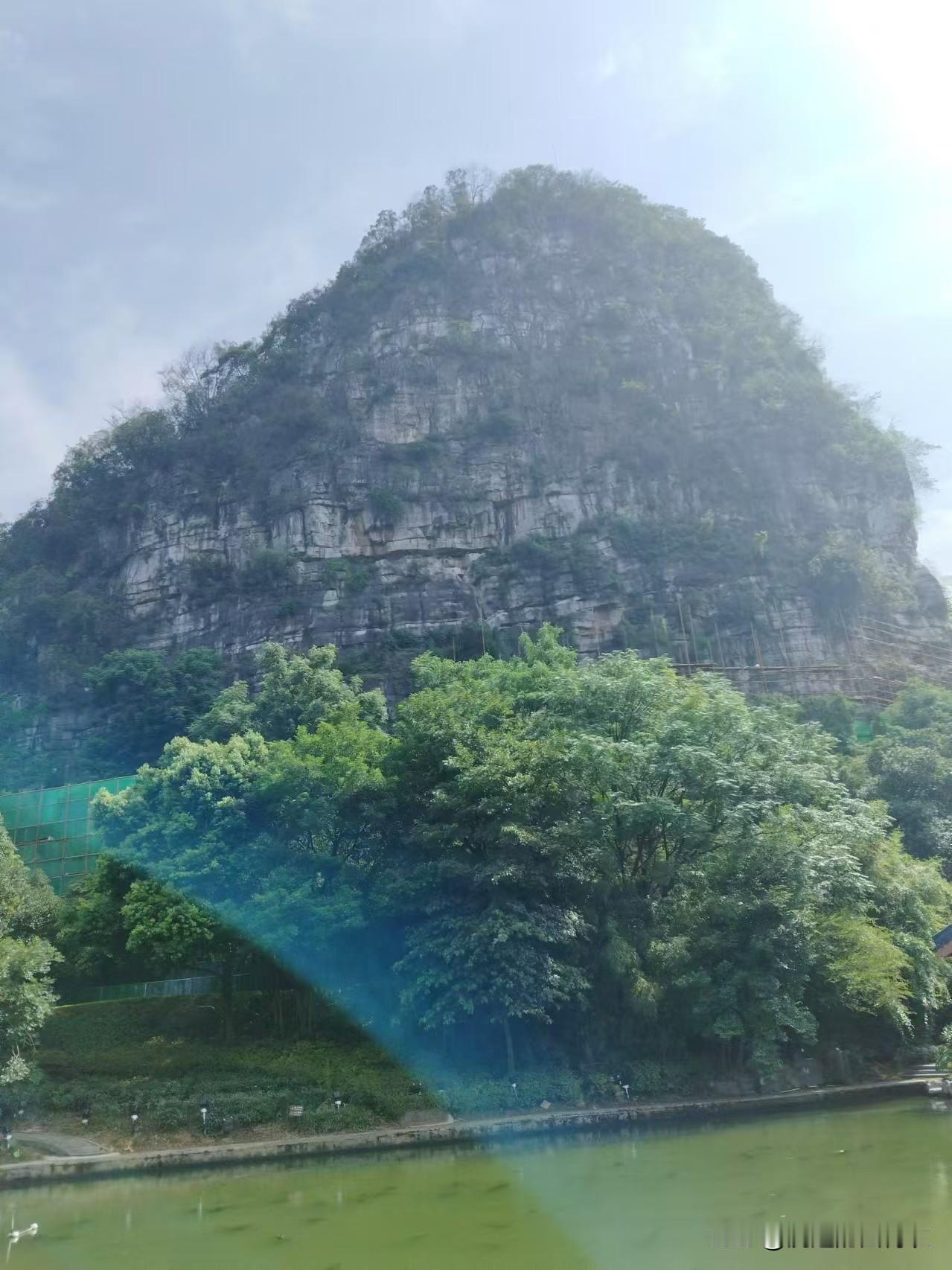 分享你今日感悟过度热情或者礼貌的成年人，背后往往都有巨大的攻击性。