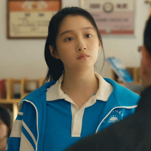 关晓彤声张正义帮助小满黄景瑜关晓彤王天辰铁三角 《岁月有情时》里的严晓丹真的太圈