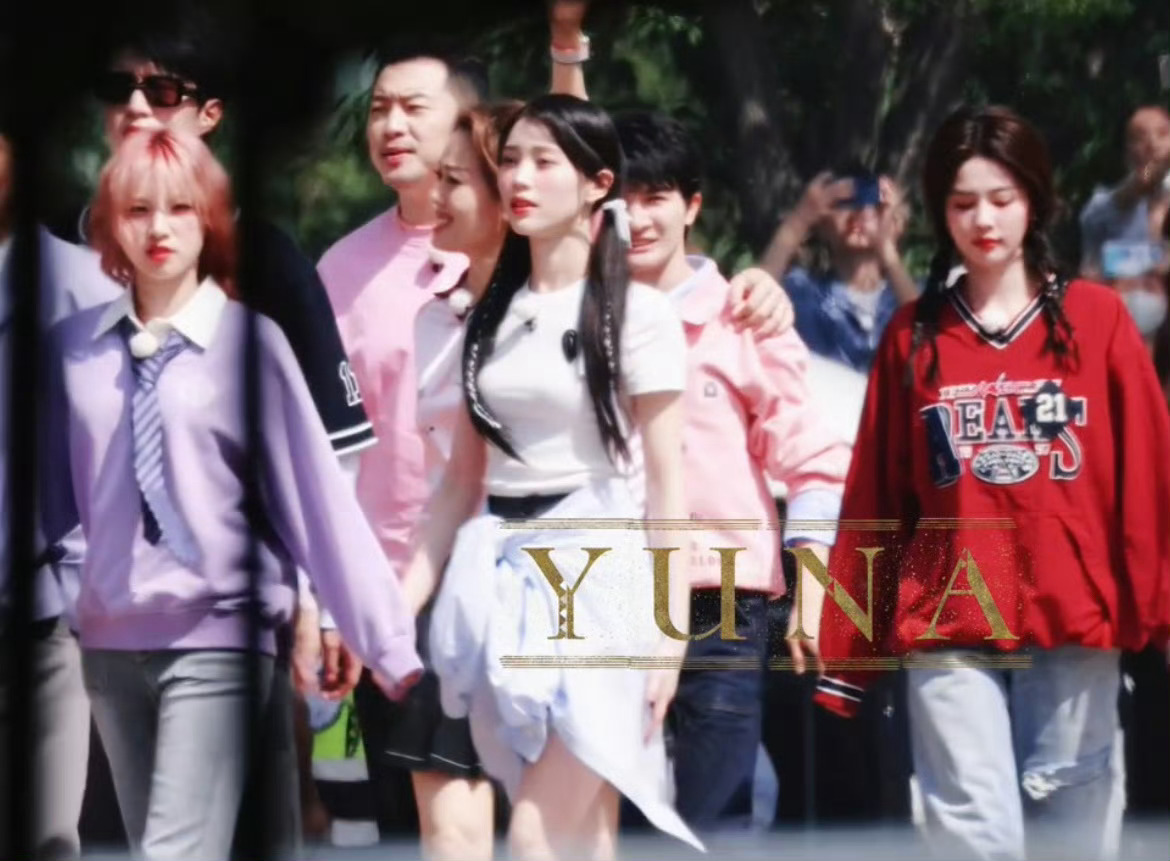 #宋雨琦沈小婷跑男同框#宋雨琦沈小婷跑男同框啦，两位美女好养眼[送花花]期待节目