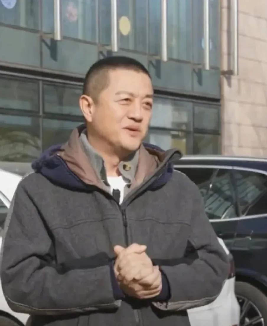 娱乐圈只有主动退圈的这俩我才看清人品，一个周杰，一个李亚鹏。

李亚鹏身上有个玄