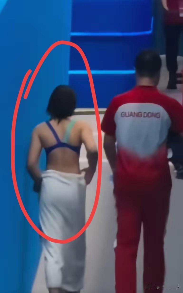 给这个摄影师点赞！

婵在比赛中的表现
无疑是顶级运动员的身材。

脚踝和胫骨都