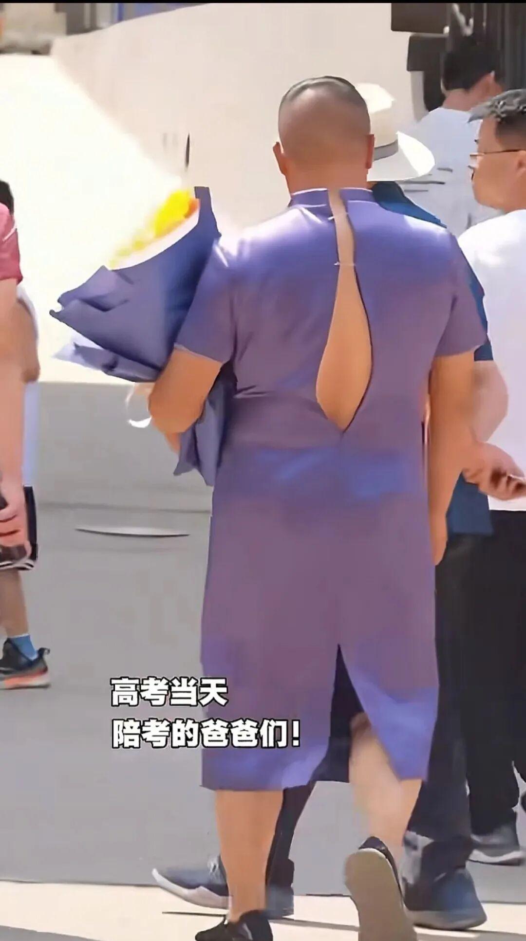 今年高考最火的无疑是爸爸们穿旗袍，手拿向日葵🌻的热点了！
  现在的高考不仅仅