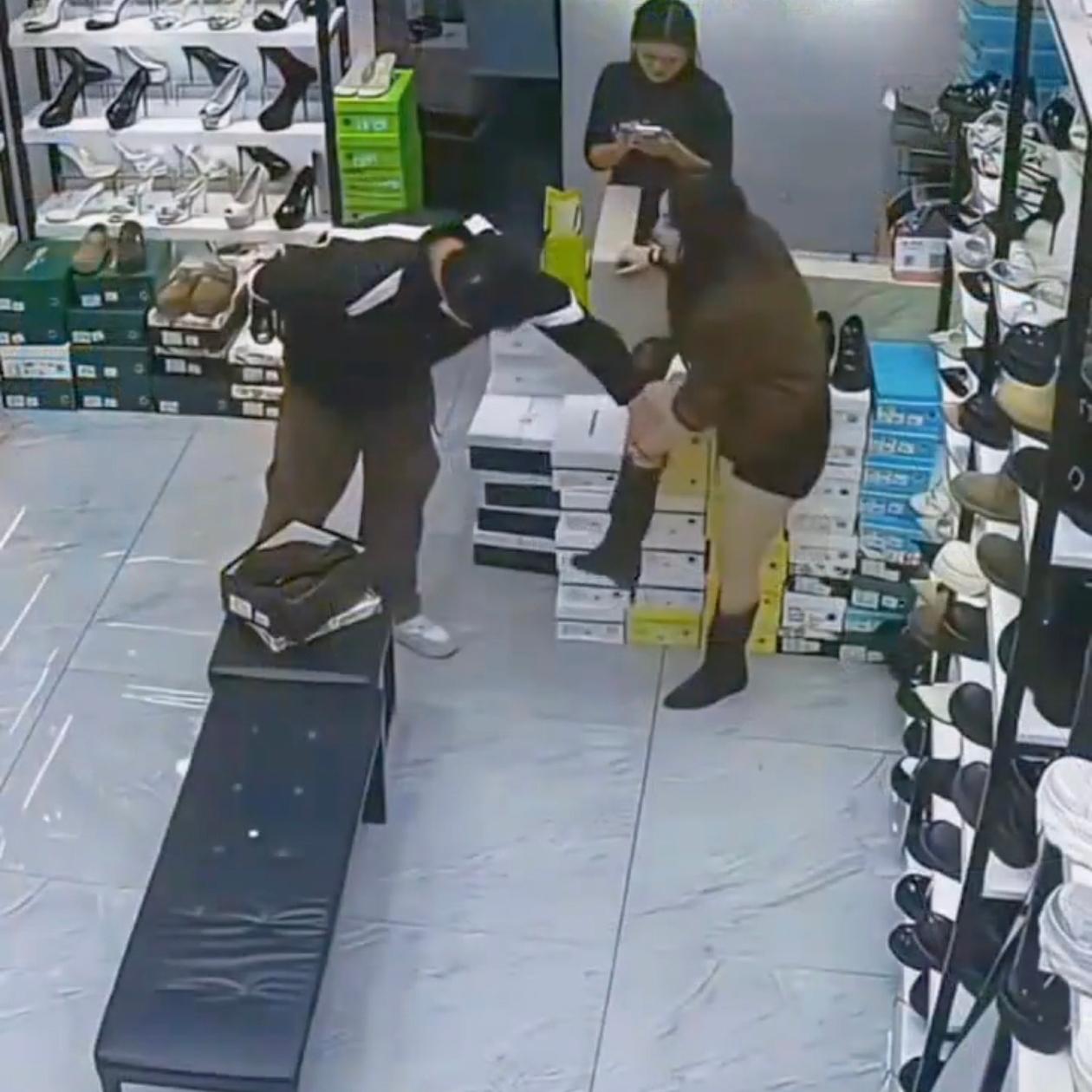 广东男子进女鞋店说给女友买靴子，女店员试穿介绍时他趁机摸小腿，店员当场推开怒斥，