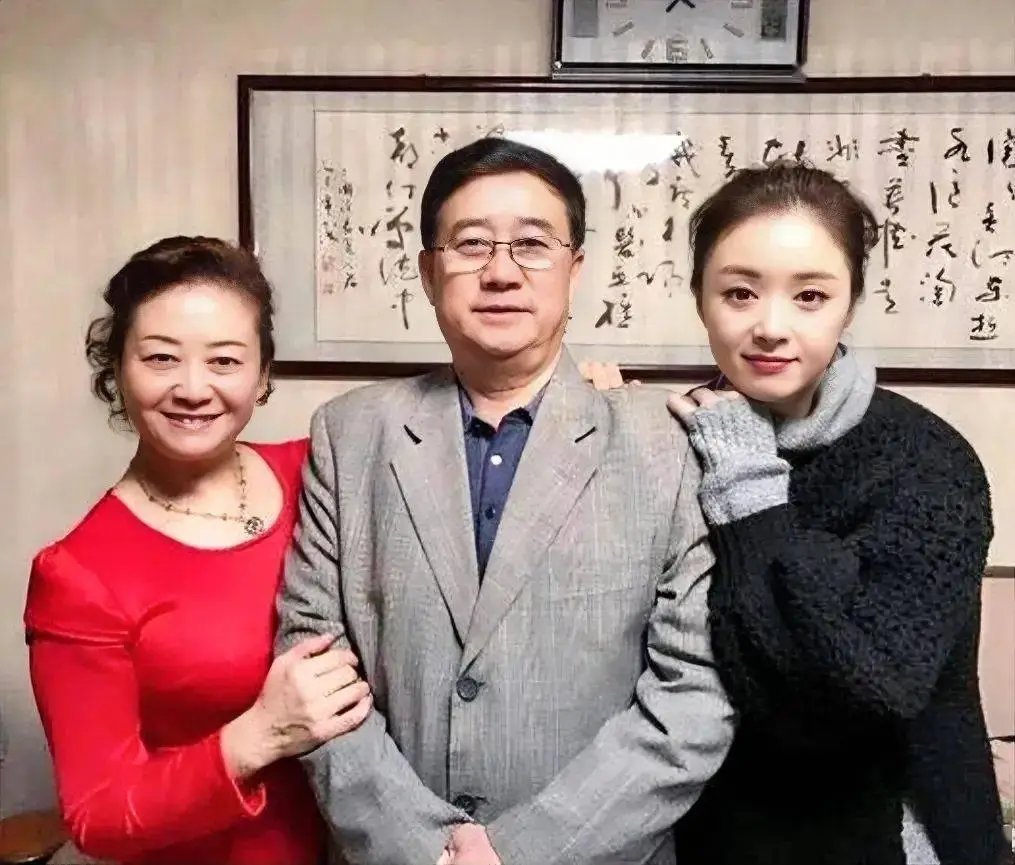 蒋欣一家颜值都高，爸爸打扮斯文很书卷气，妈妈也好看，她又专挑爸妈优点遗传！ ​​