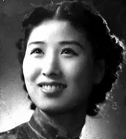 1940年2月15日，天还未亮，一个年轻漂亮的女子被带上了行刑车，押往上海郊外的