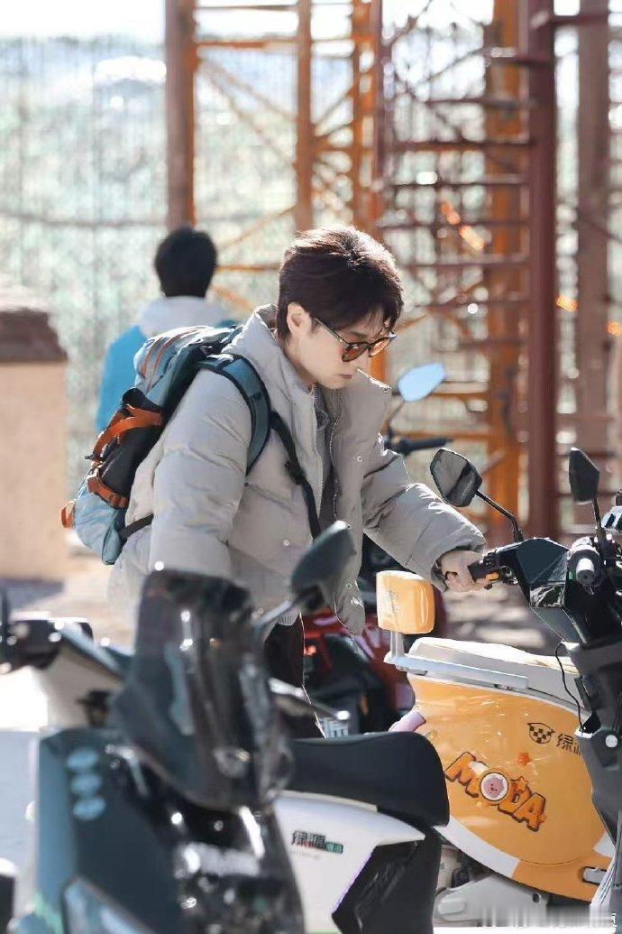 王铮亮音乐小课堂开课了快乐老友记王铮亮的音乐小课堂太有料了，专业又好懂，把复杂乐