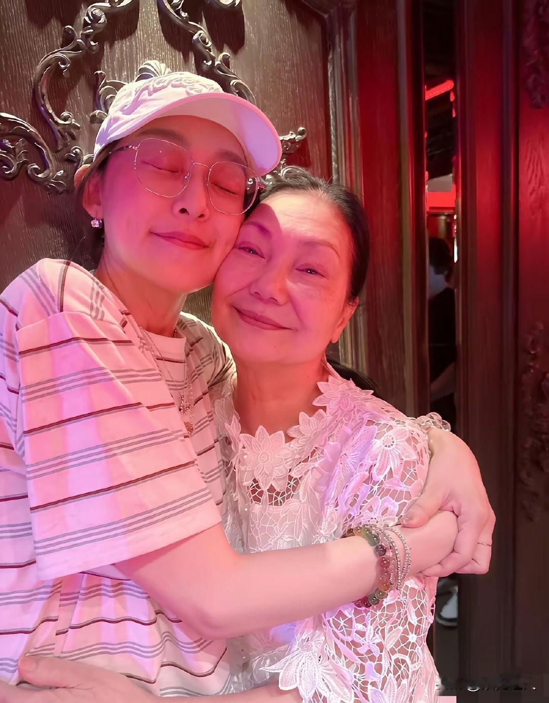 大S妈妈黄春梅中秋节近照曝光，70岁看着是真老了不少！

之前总说岁月对女强人手