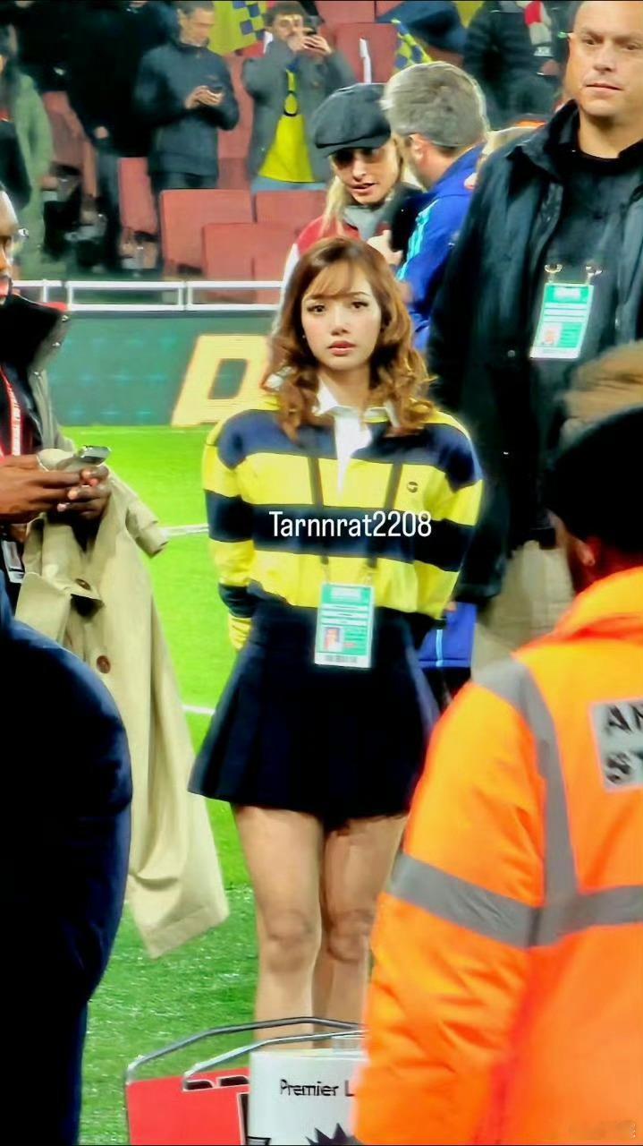 Lisa现身英超球赛  今天的Lisa是一只小蜜蜂🐝💗 