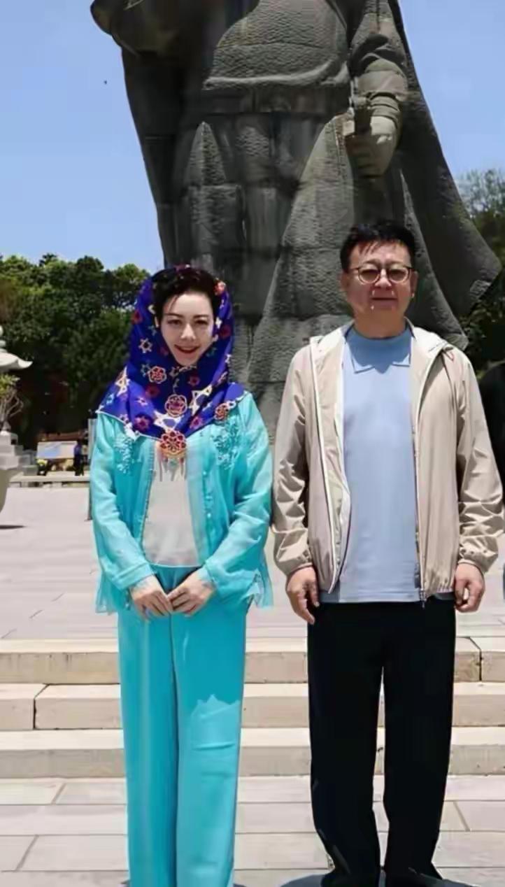 朱军身边的美女是谁？
你们认识吗？
她的样貌绝佳，绝对是顶级大美女化身
她的雪白