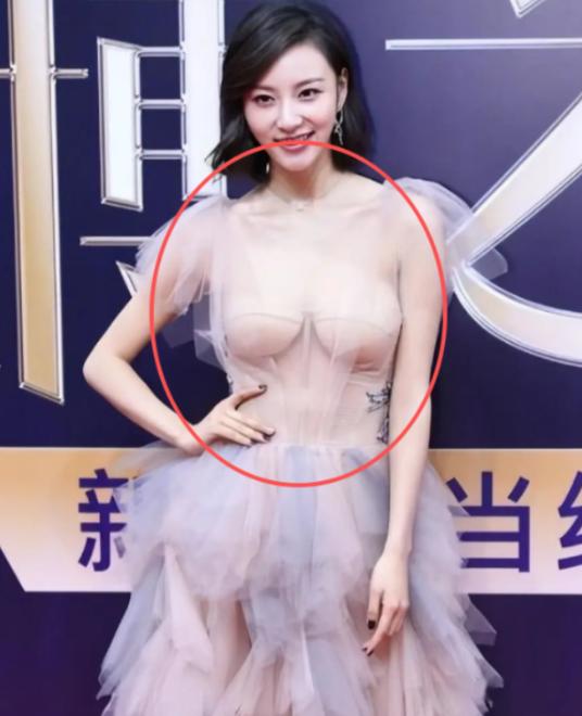 有个很奇怪的事情！

女人的胸部是隐私部位，陌生人看不得，更摸不得，那不是应该好