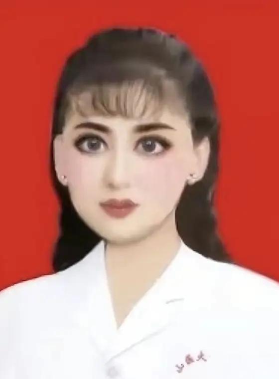 最近刷爆全网的山西女医生，
很多人都说证件照美颜开太满了😂
 
翻了她以前的照