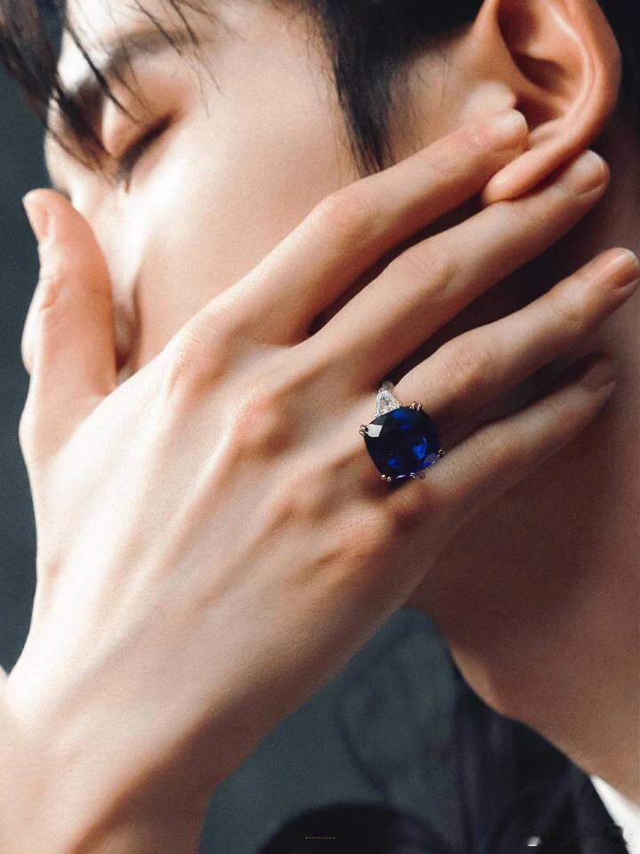 张凌赫[超话]  张凌赫 你的眼睛像大海一样辽阔不懂就问 这是王子吗😭张凌赫｜