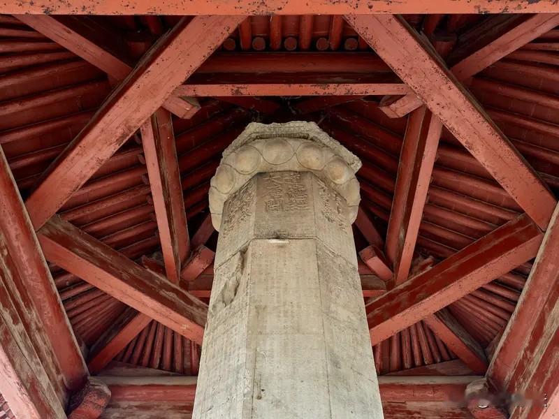 佛教中国化堪称外来宗教与中华文明深度交融的典范，其发展历程可分为三大阶段：从汉代