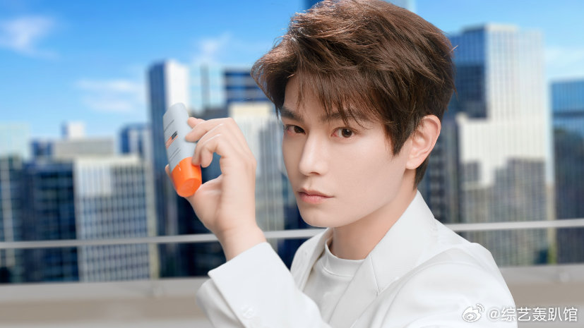 丁禹兮全白少年感造型 丁禹兮这身全白造型堪称少年感模板！干净线条勾勒出清隽轮廓，