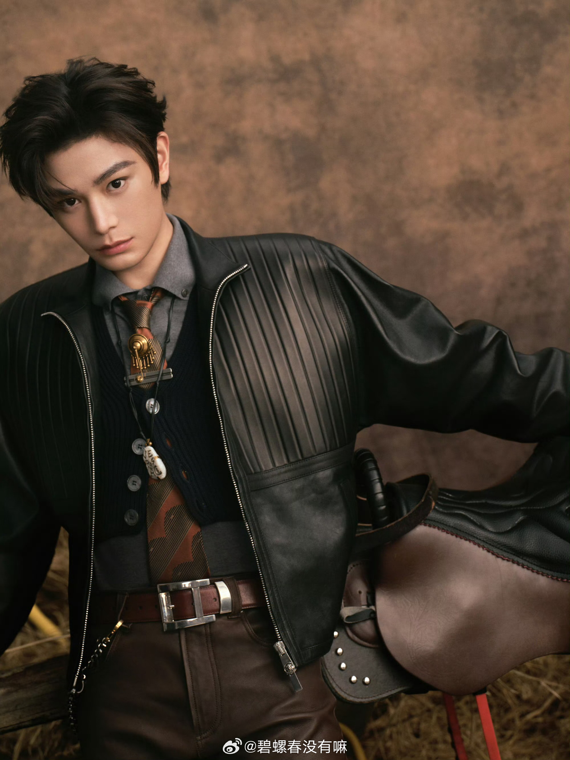 丁禹兮微博之夜出图 这搭配看着好贵手里握着鞭子是几个意思